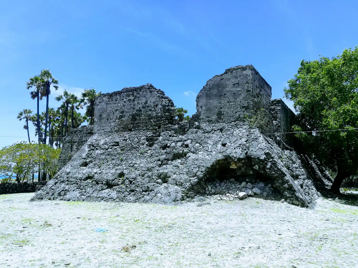 Coral-stone ruins of the old fort on Delft island.